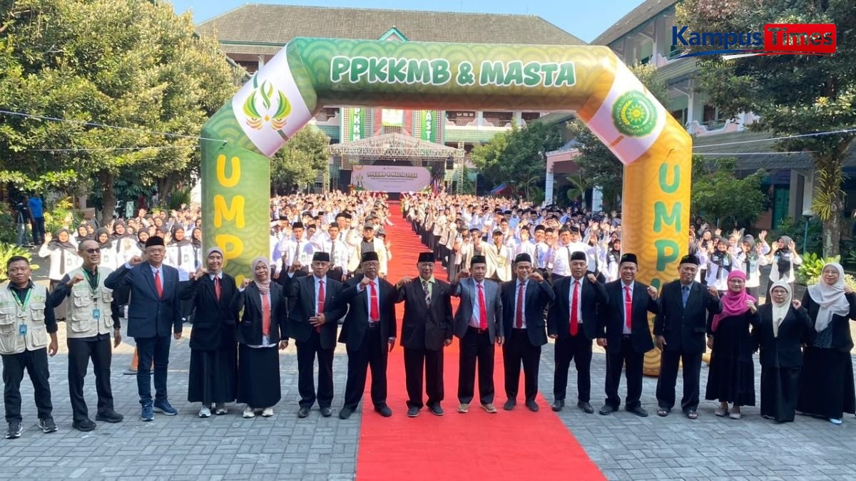 Pimpinan UMPWR berfoto bersama Mahasiswa Baru UMPWR 2026